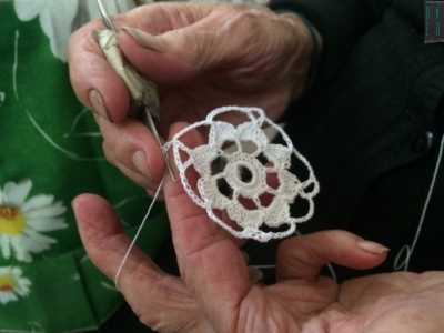 Tra una chiacchiera e l'altra le sue mani segnate dalle rughe si muovono veloci e danno vita a delle rose di cotone (foto di Luca Carofiglio)